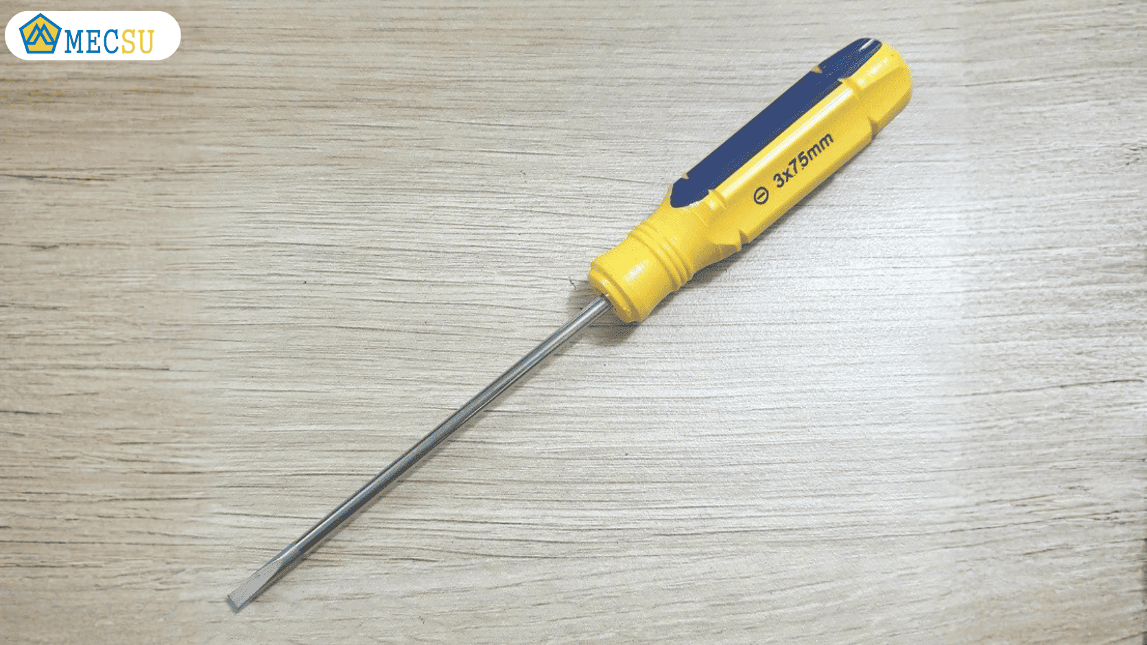 Cận cảnh một chiếc tua vít dẹp